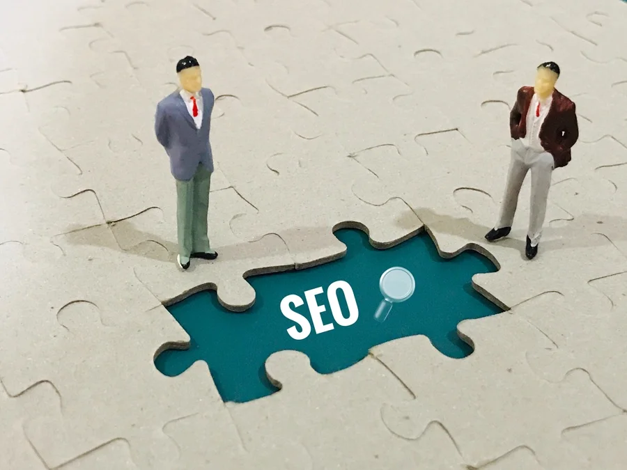 Adaptarea strategiei SEO pentru rezultate generate de AI