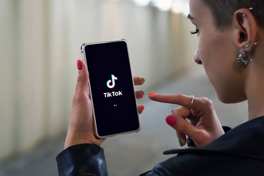 Hashtag-uri Populare pe TikTok: Ghidul Complet pentru Postări Virale în 2026